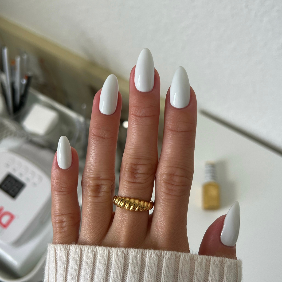 DIVA038 - Smokey White DIVA - GEL POLISH & MATCHING LACQUER