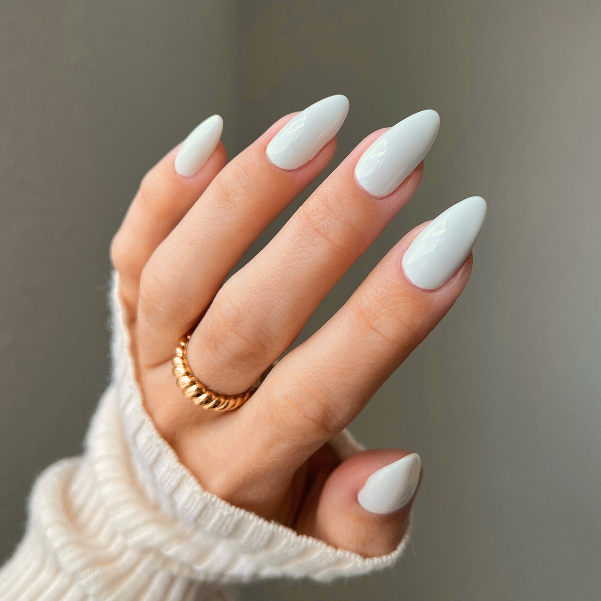 DIVA038 - Smokey White DIVA - GEL POLISH & MATCHING LACQUER