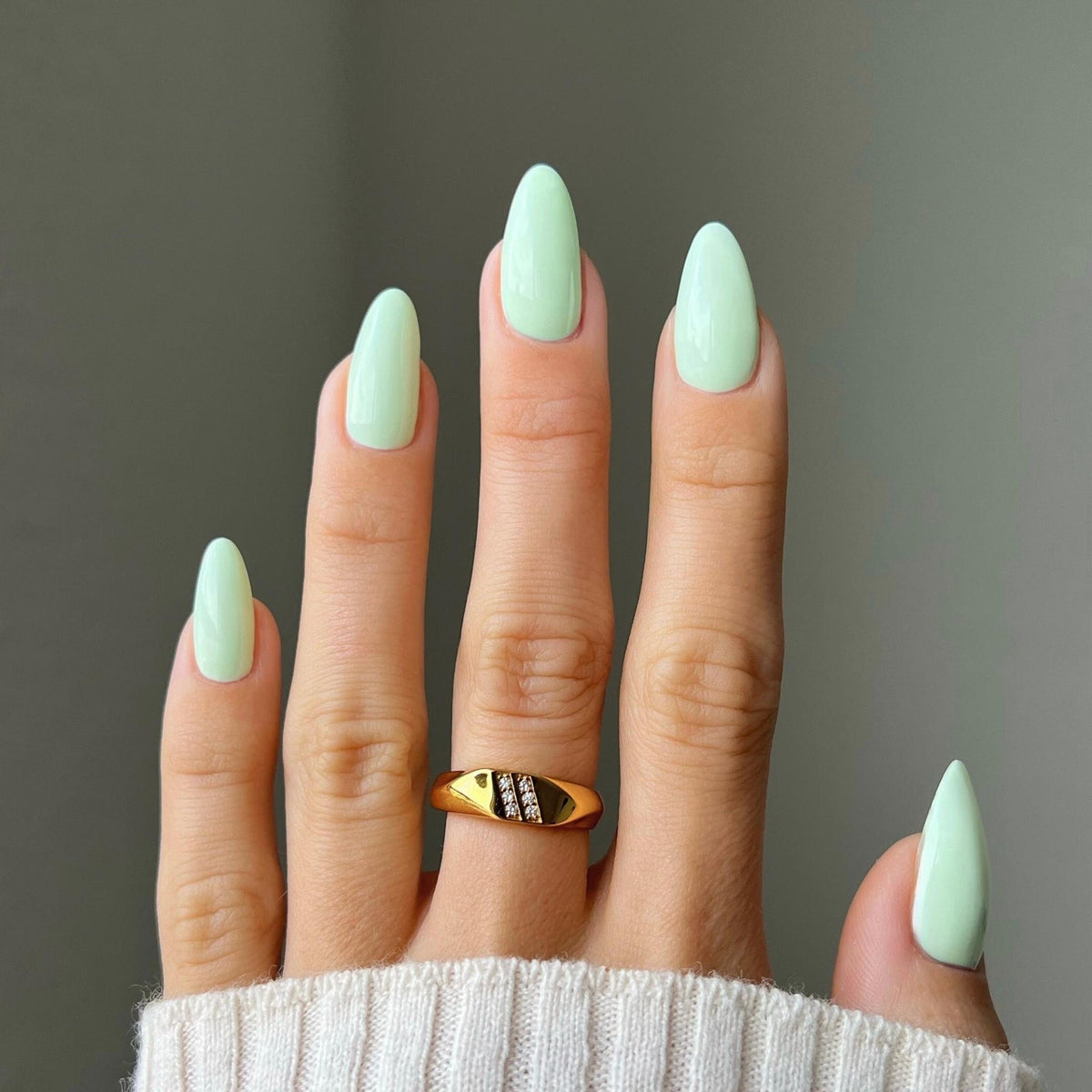 DIVA104 - Peppermint Marshmallow DIVA - GEL POLISH & MATCHING LACQUER