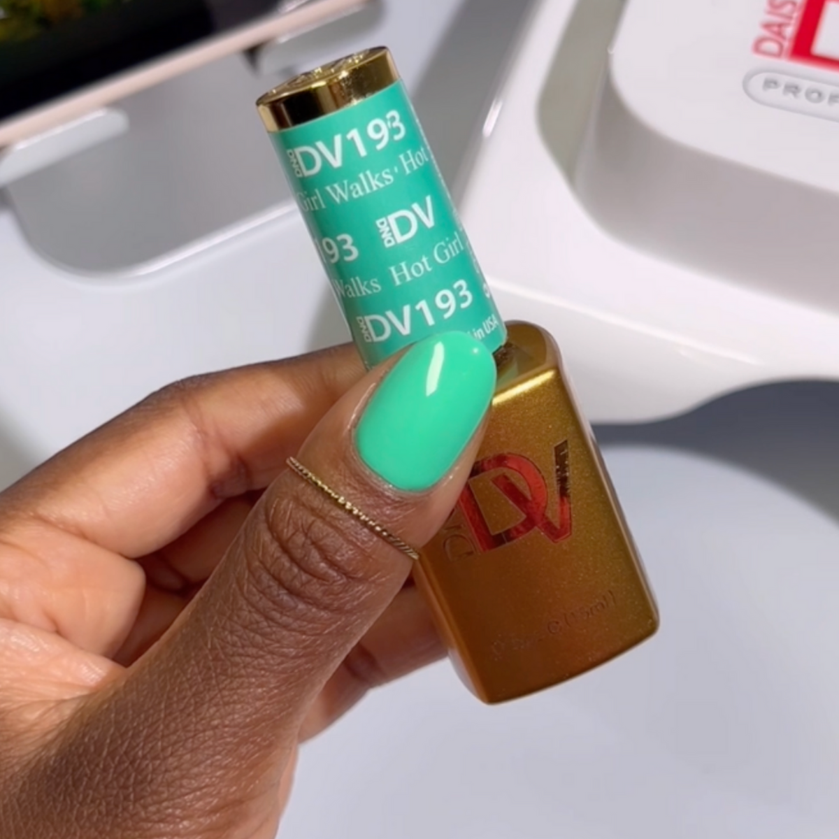 DIVA193 - Hot Girl Walks DIVA - GEL POLISH & MATCHING LACQUER