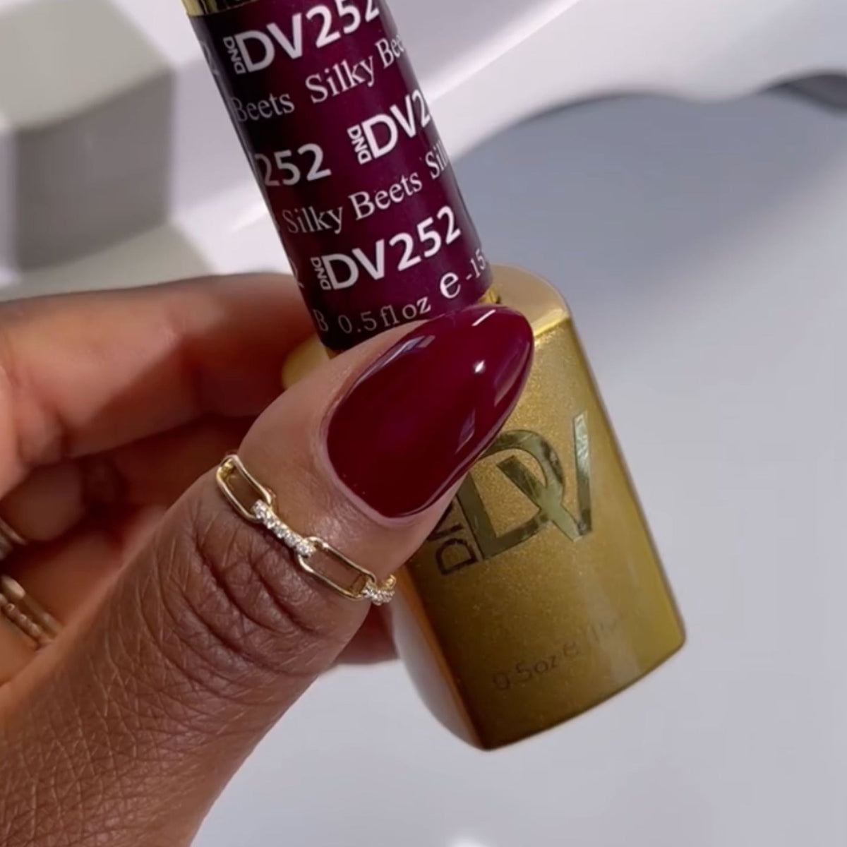 DIVA252 - Silky Beets DIVA - GEL POLISH & MATCHING LACQUER