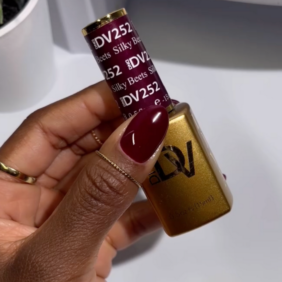 DIVA252 - Silky Beets DIVA - GEL POLISH & MATCHING LACQUER