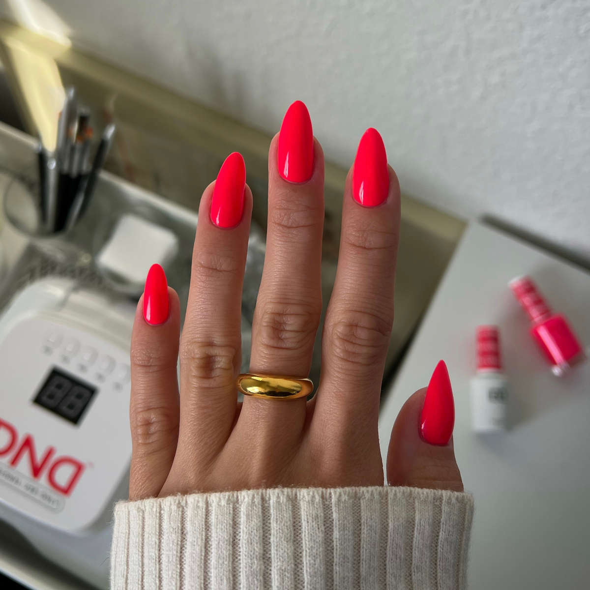 DND561 - Strawberry Kiss - DND Matching Gel & Nail Polish