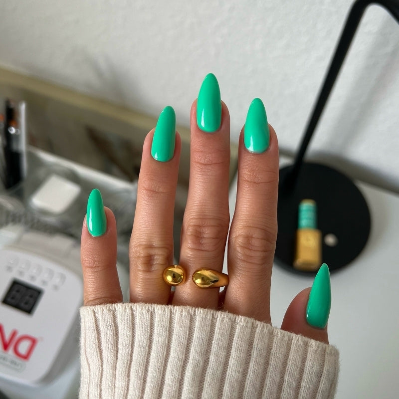 DIVA193 - Hot Girl Walks DIVA - GEL POLISH & MATCHING LACQUER